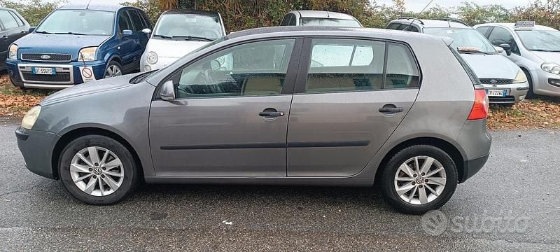 Grigio Usata 2006 VW Golf V Comfortline Tre volumi | 3350 € (Buon prezzo) - Immagine 1/4
