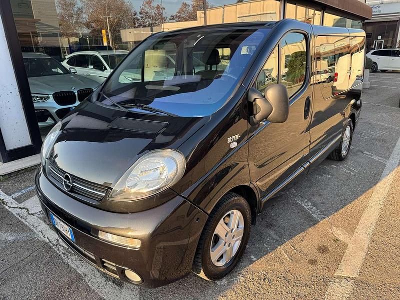 Nero Usata 2006 Opel Vivaro Monovolume | 10.000 € (Buon prezzo) - Immagine 1/4