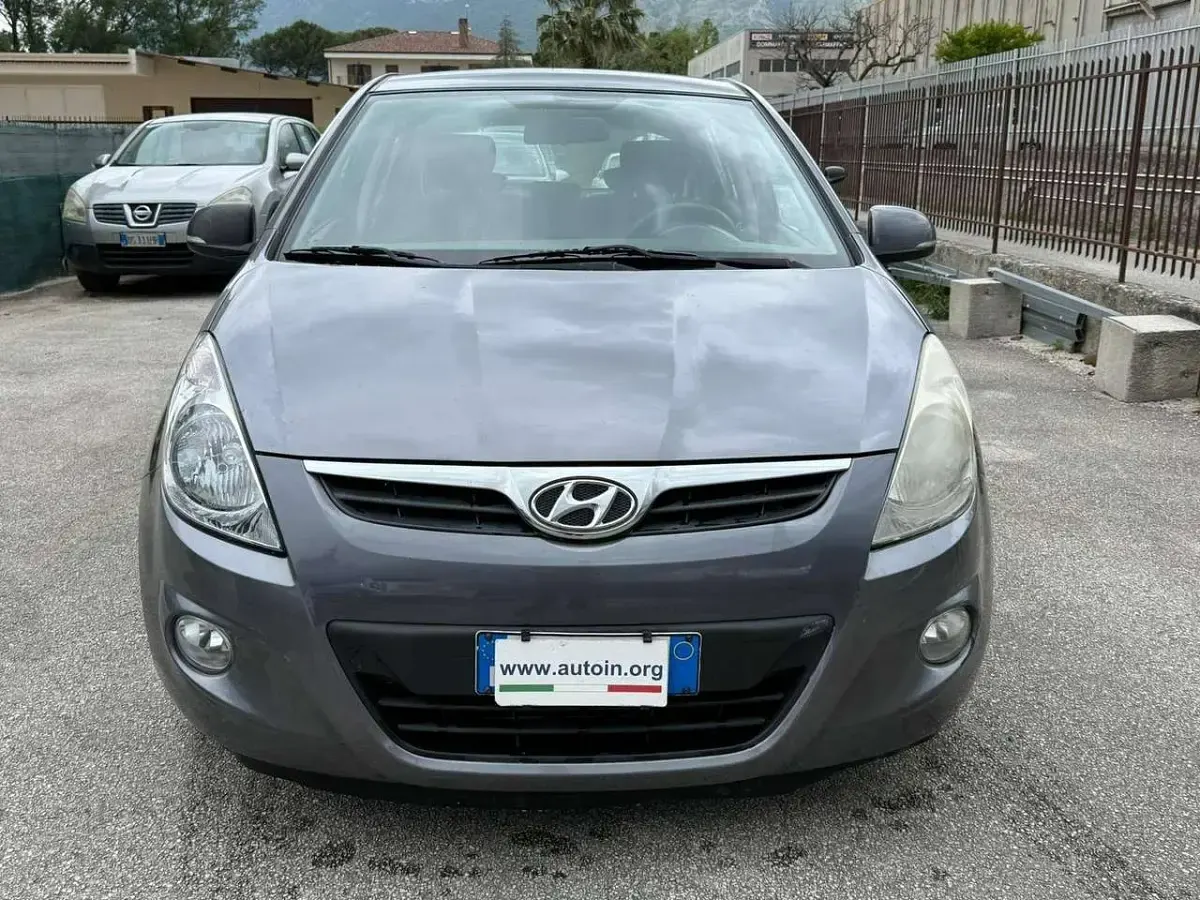 Usata Hyundai i20 Edition 75 CV (55 kW) 2011 Grigio Utilitaria