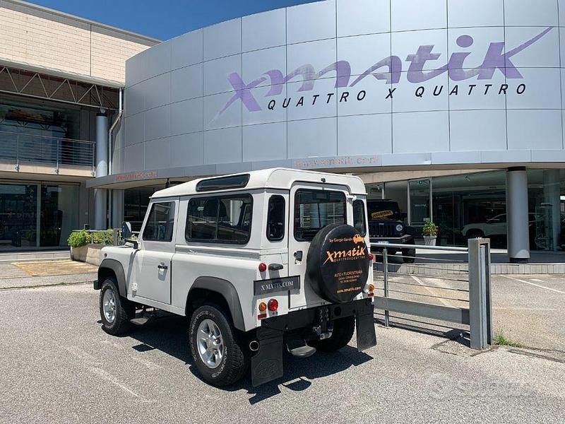 Usado Land Rover Defender 122 CV (89 kW) 2008 Blanco Familiar