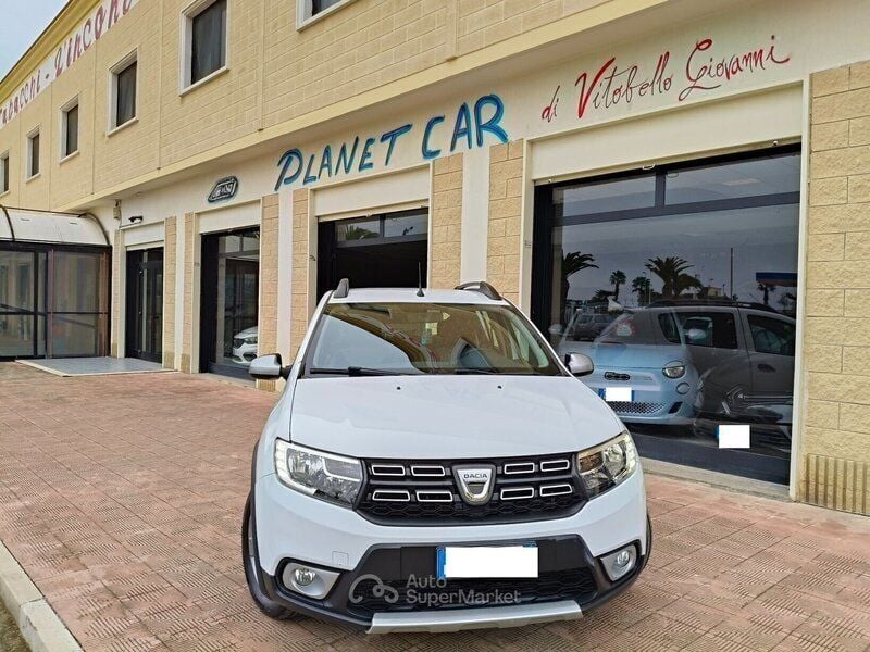 Bianco Usata 2020 Dacia Sandero Stepway Due volumi | 8500 € (Buon prezzo) - Immagine 1/4
