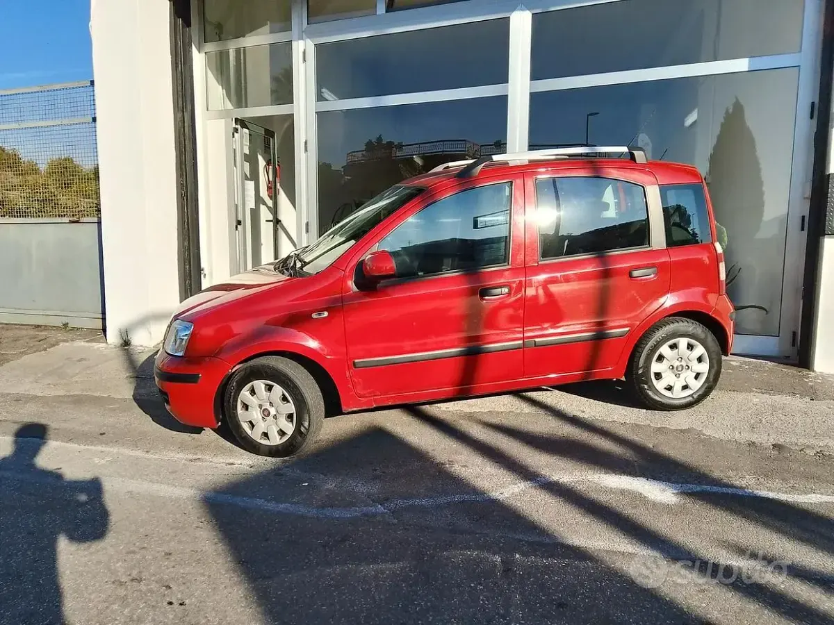 Usata Fiat Panda Lounge 75 CV (55 kW) 2012 Rosso Utilitaria