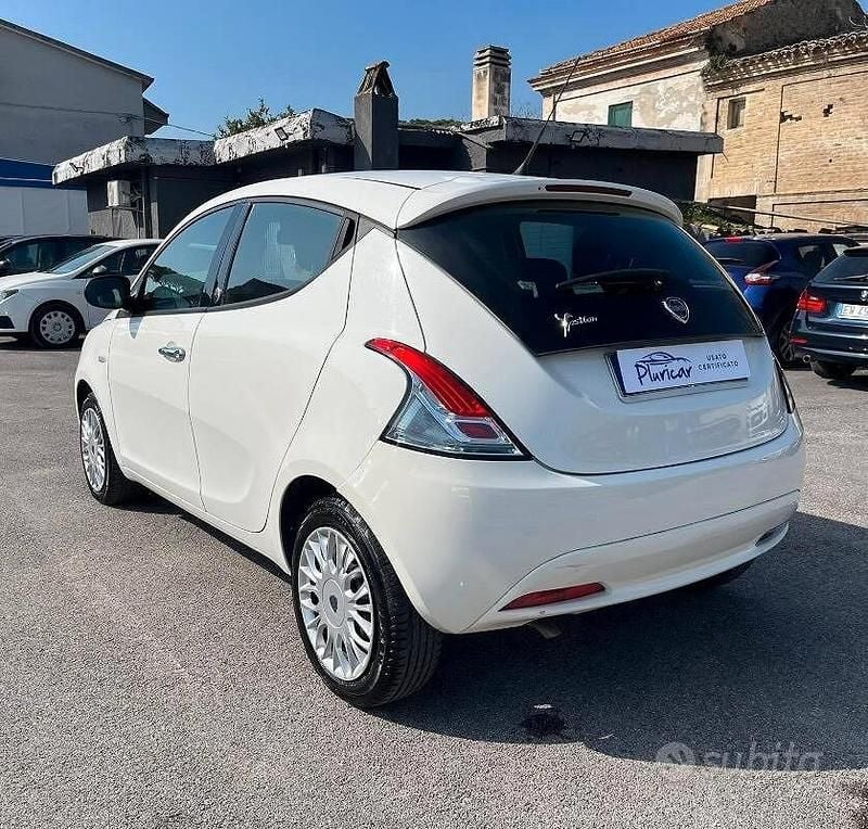 Usata Lancia Ypsilon 69 CV (50 kW) 2016 Bianco Utilitaria
