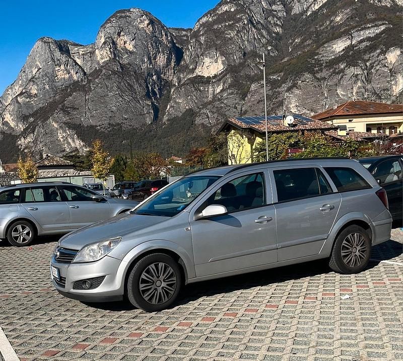 Usata Opel Astra Elegance 101 CV (74 kW) 2007 Grigio Station wagon
