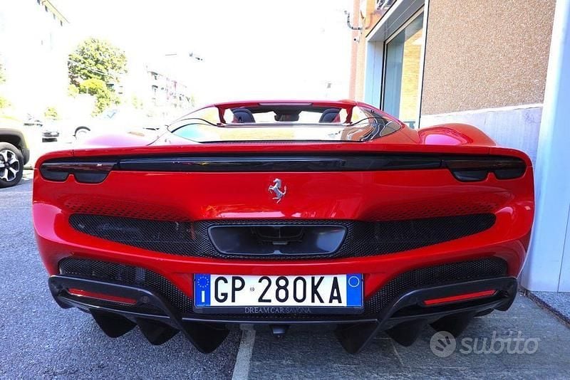 Usata Ferrari 296 830 CV (610 kW) 2023 Rosso Cabrio