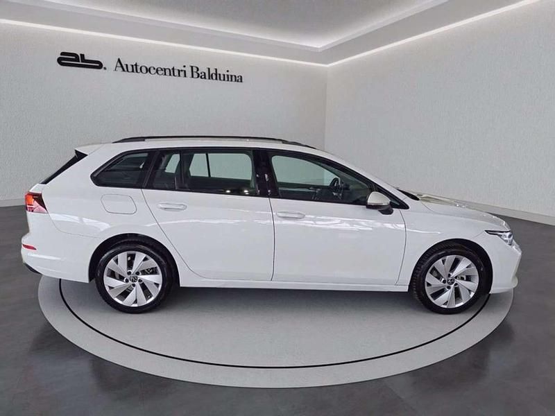 Usata VW Golf VIII Life 116 CV (85 kW) 2024 Bianco puro Station wagon