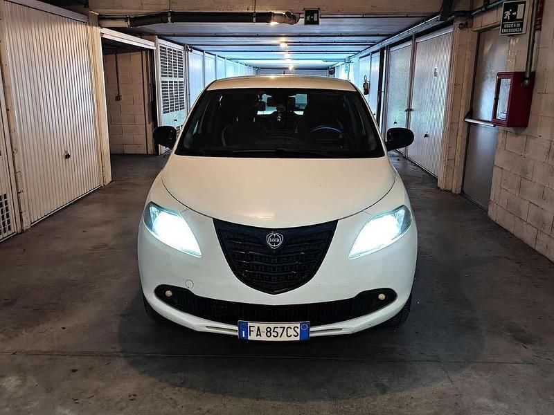 Usata Lancia Ypsilon 80 CV (58 kW) 2015 Bianco Utilitaria