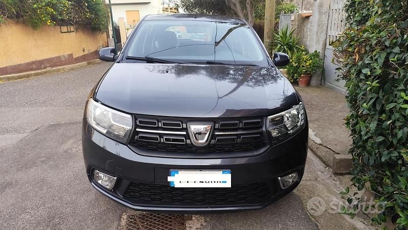 Grigio Usata 2019 Dacia Sandero Due volumi | 9000 € (Buon prezzo) - Immagine 1/4