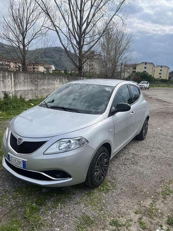 Usata Lancia Ypsilon Gold 69 CV (50 kW) 2021 Utilitaria