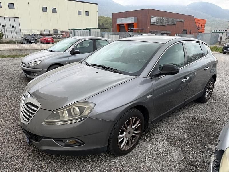 Usado Lancia Delta Silver 120 CV (88 kW) 2011 Gris Utilitario