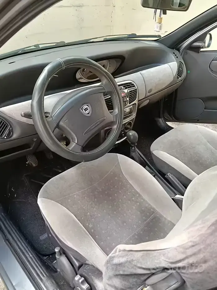 Usata Lancia Ypsilon 60 CV (44 kW) 2003 Grigio Utilitaria