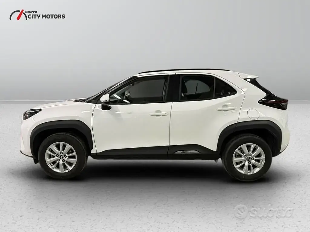 Usata Toyota Yaris Cross Active 116 CV (85 kW) 2023 Amaranto SUV
