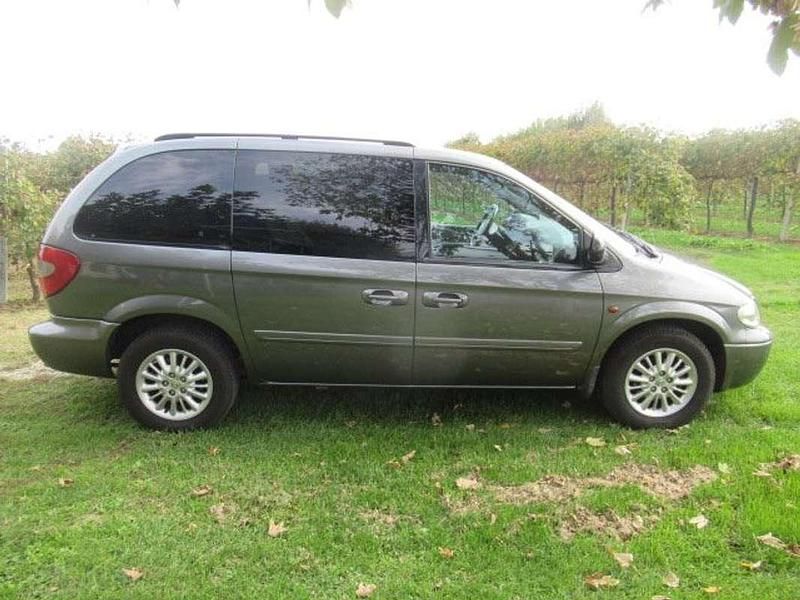 Grigio Usata 2007 Chrysler Voyager Monovolume | 5800 € (Molto cara) - Immagine 1/4