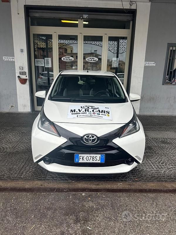 Usata Toyota Aygo X-Black 69 CV (50 kW) 2017 Bianco Utilitaria