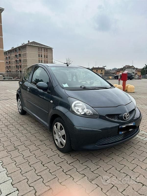 Usata Toyota Aygo 68 CV (50 kW) 2005 Grigio Utilitaria