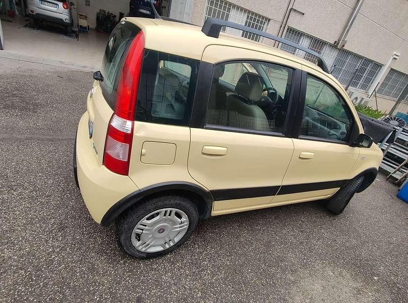Usata Fiat Panda Climbing 60 CV (44 kW) 2009 Giallo Utilitaria