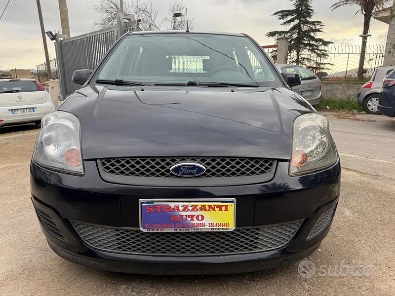 Usata Ford Fiesta Ghia 75 CV (55 kW) 2007 Nero Utilitaria