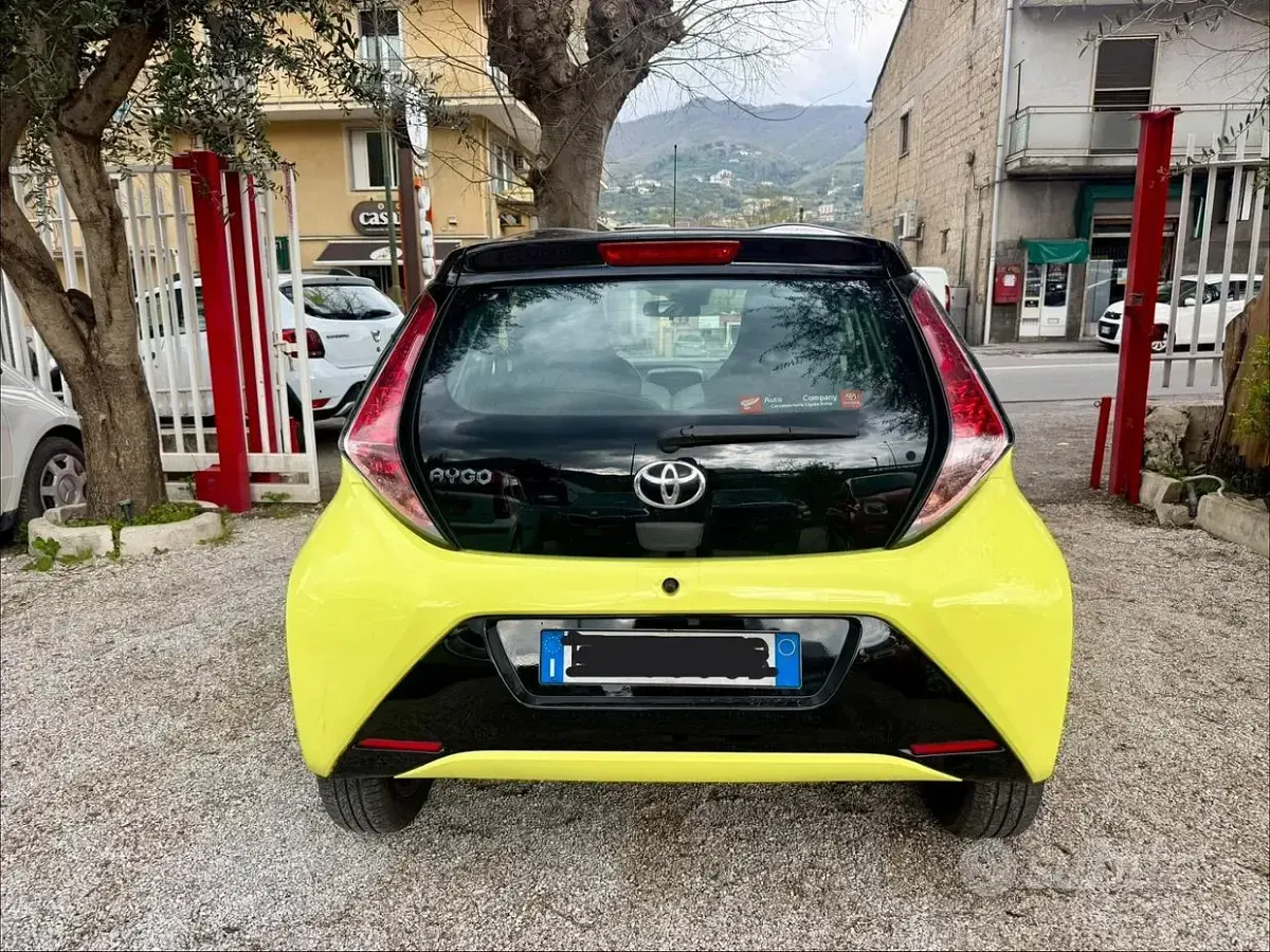 Begagnad Toyota Aygo Business Edition 69 HK (50 kW) 2017 Gul Halvkombi
