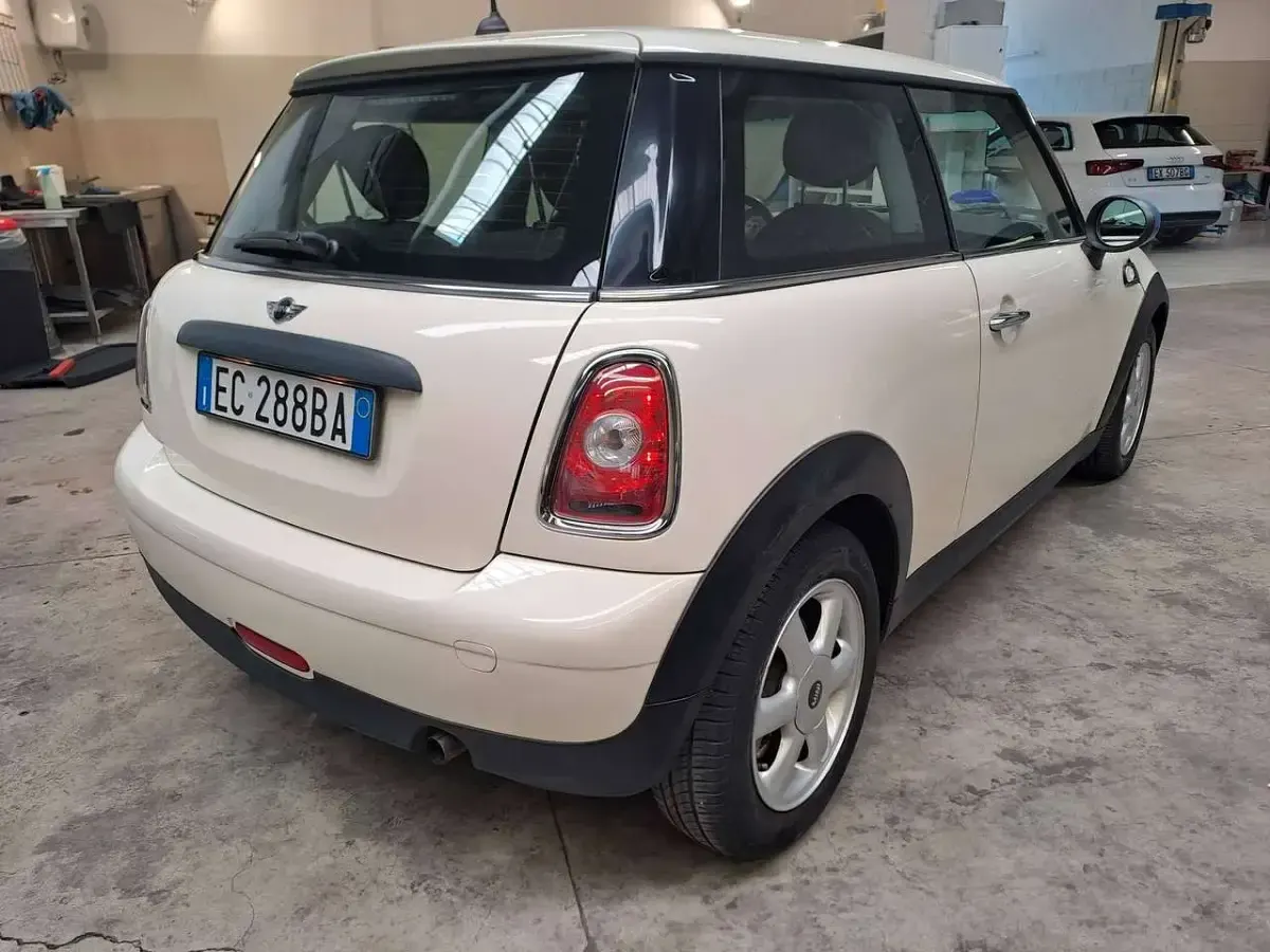 Usata Mini Cooper 75 CV (55 kW) 2010 Bianco Utilitaria