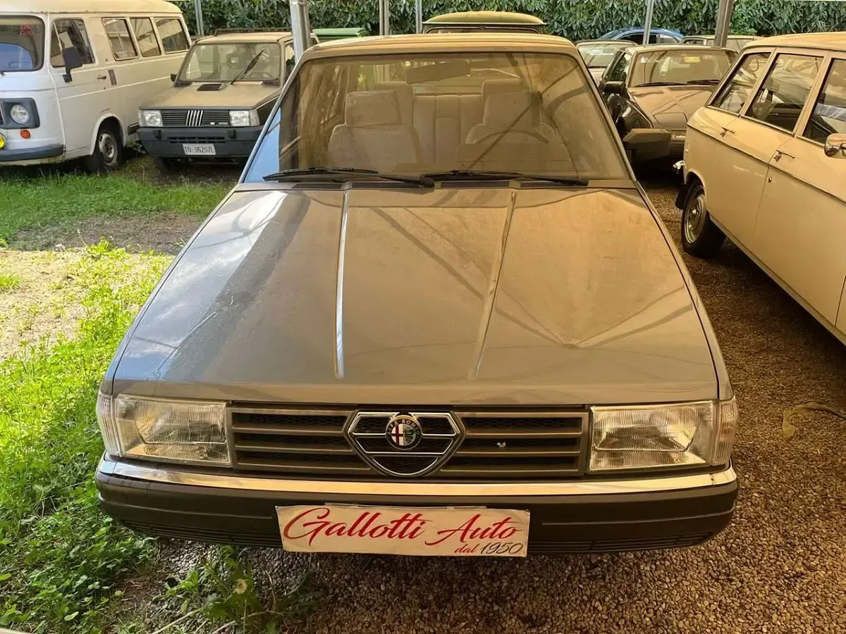 Usata Alfa Romeo 90 120 CV (88 kW) 1986 Grigio Berlina