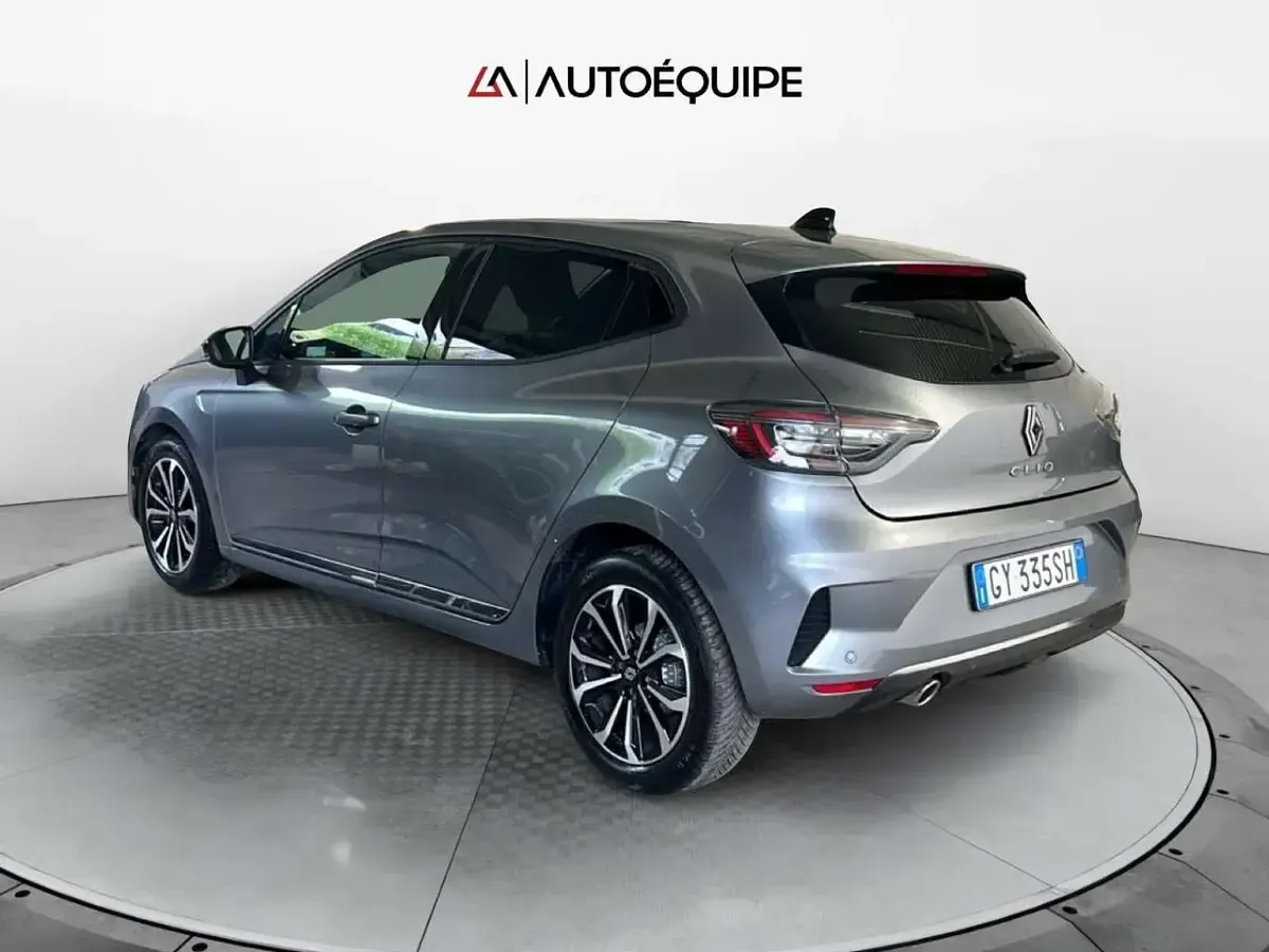 Begagnad Renault Clio V Techno 91 HK (66 kW) 2025 Grå Sedan
