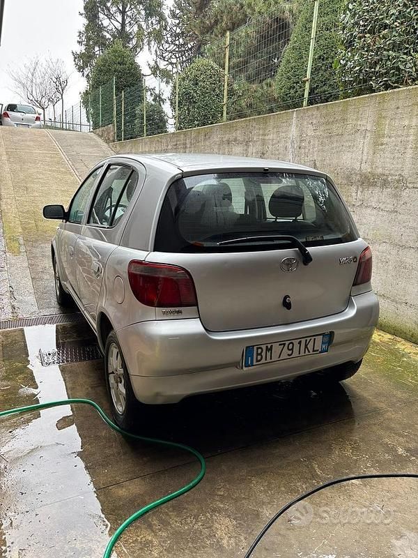 Usata Toyota Yaris 68 CV (50 kW) 2000 Grigio Utilitaria