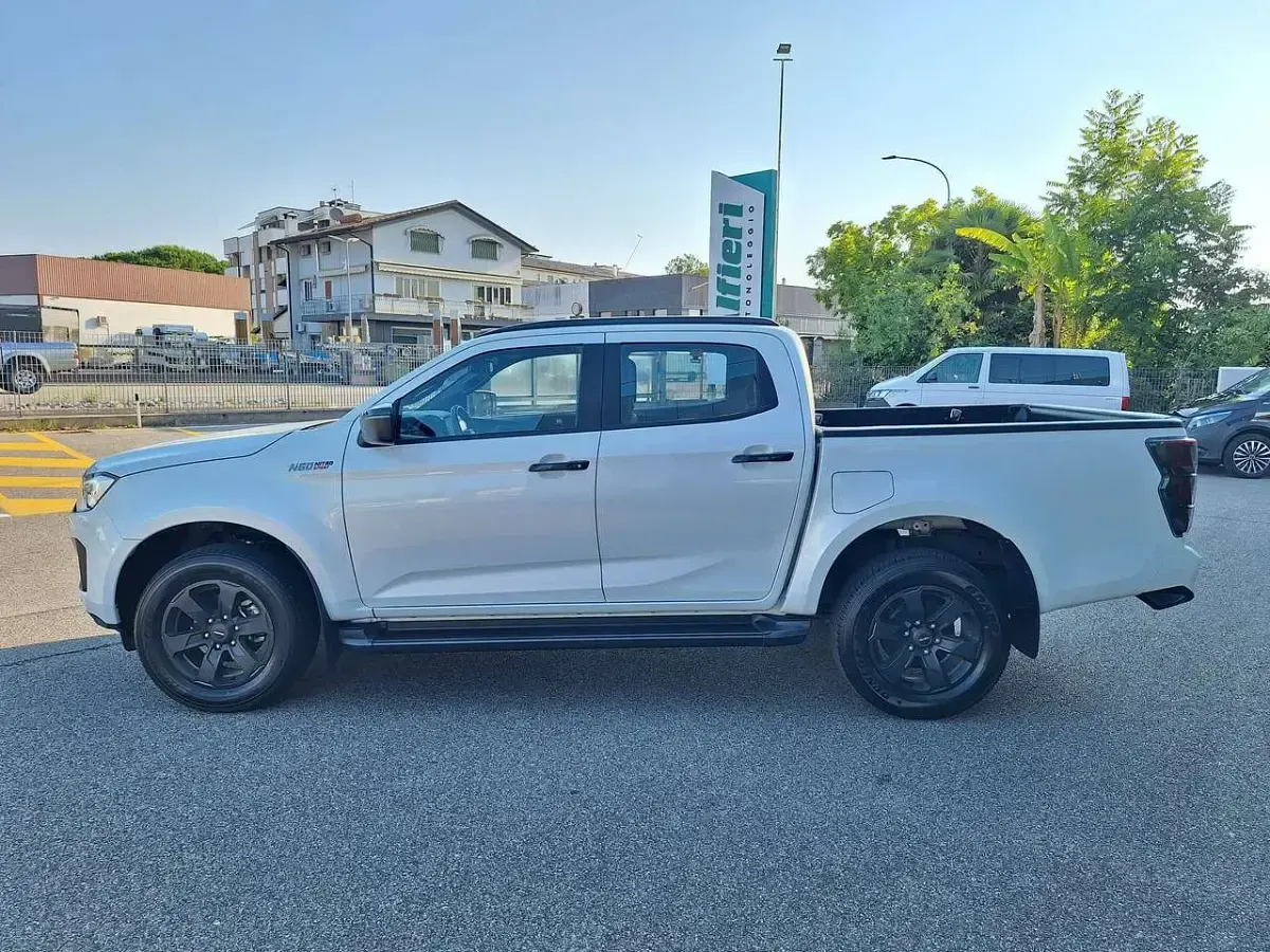 Usata Isuzu D-Max 163 CV (119 kW) 2025 Dolomite pearl white Pick-up