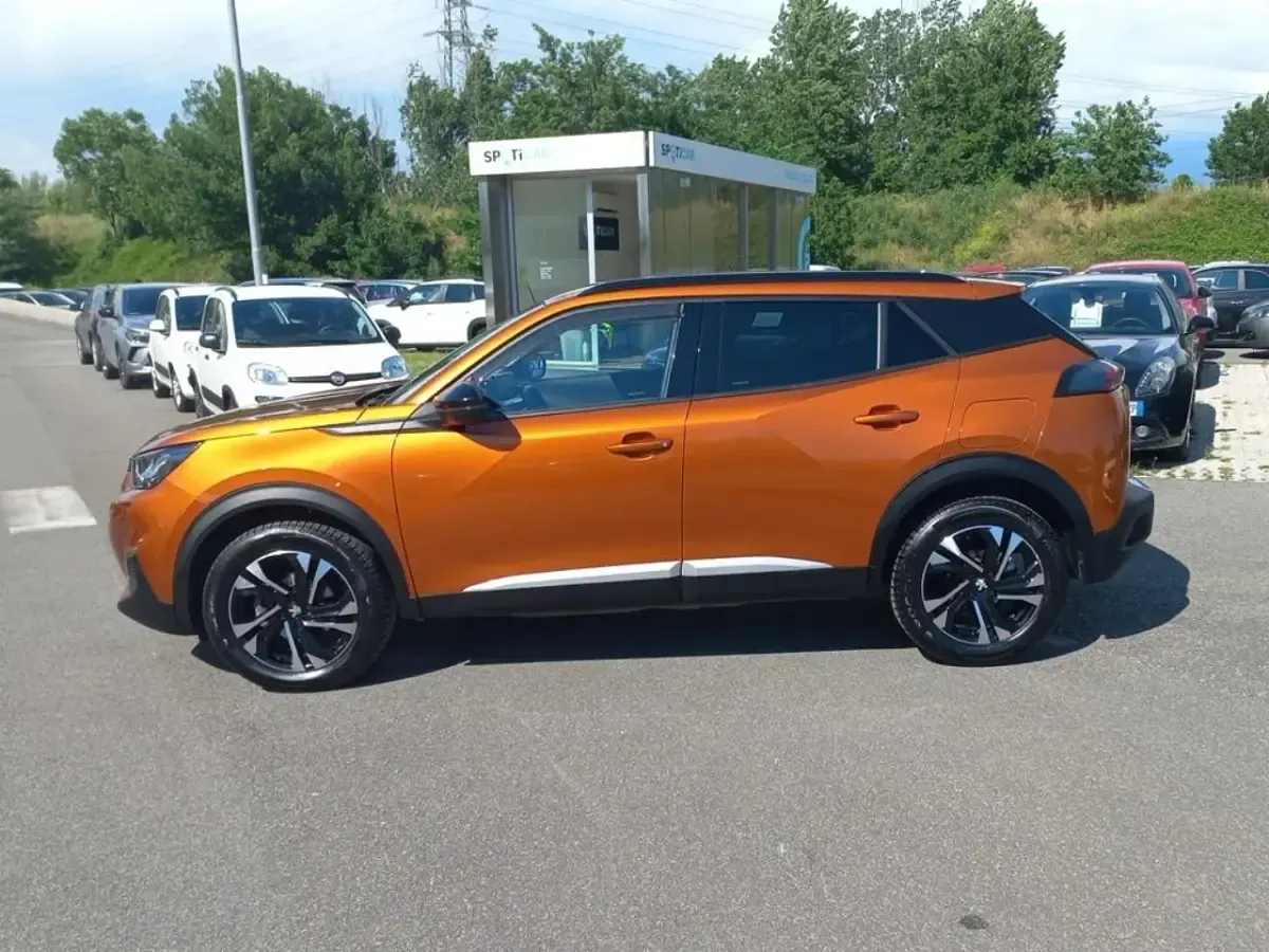 Usata Peugeot 2008 Allure 110 CV (80 kW) 2022 Arancione SUV
