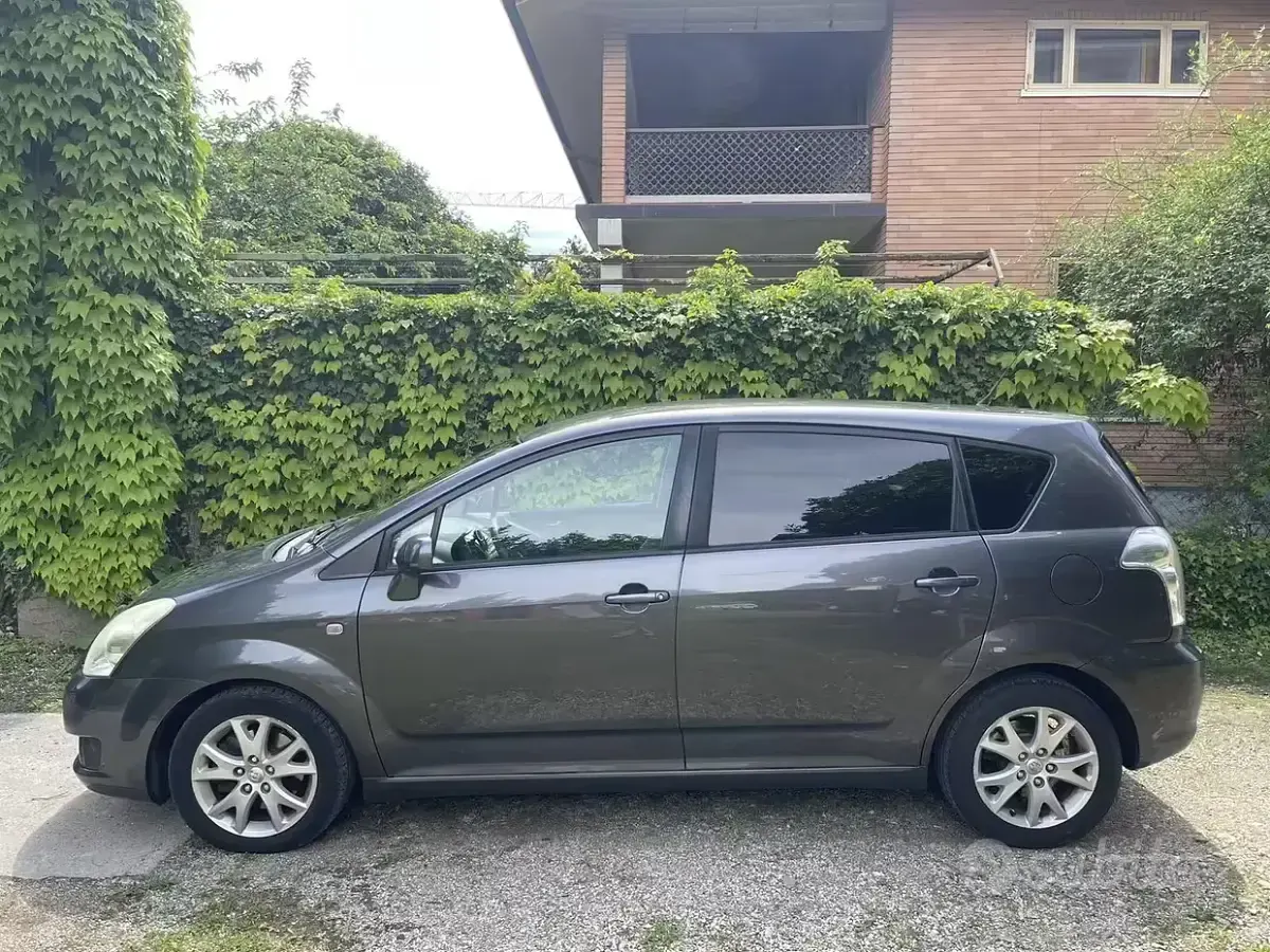 Usata Toyota Corolla Verso 177 CV (130 kW) 2008 Grigio Monovolume