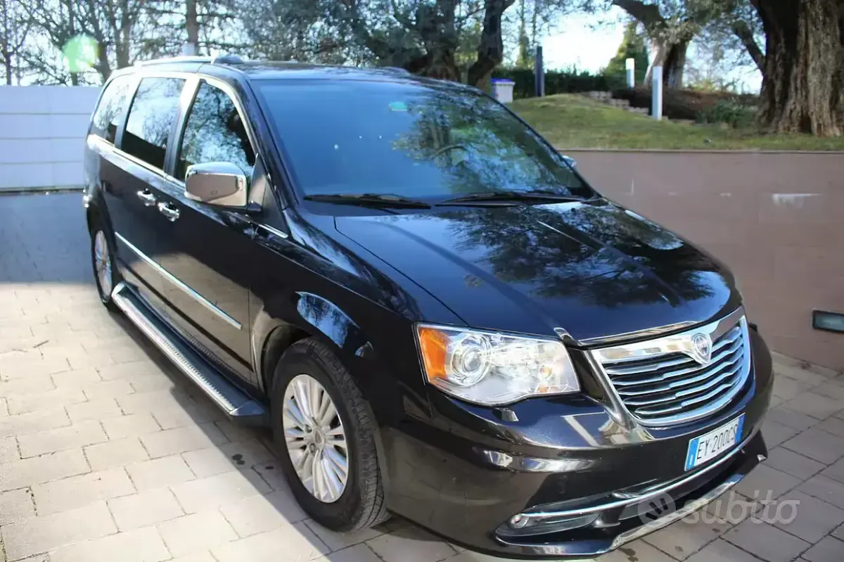 Usata Lancia Voyager 177 CV (130 kW) 2015 Bluazzurro Monovolume