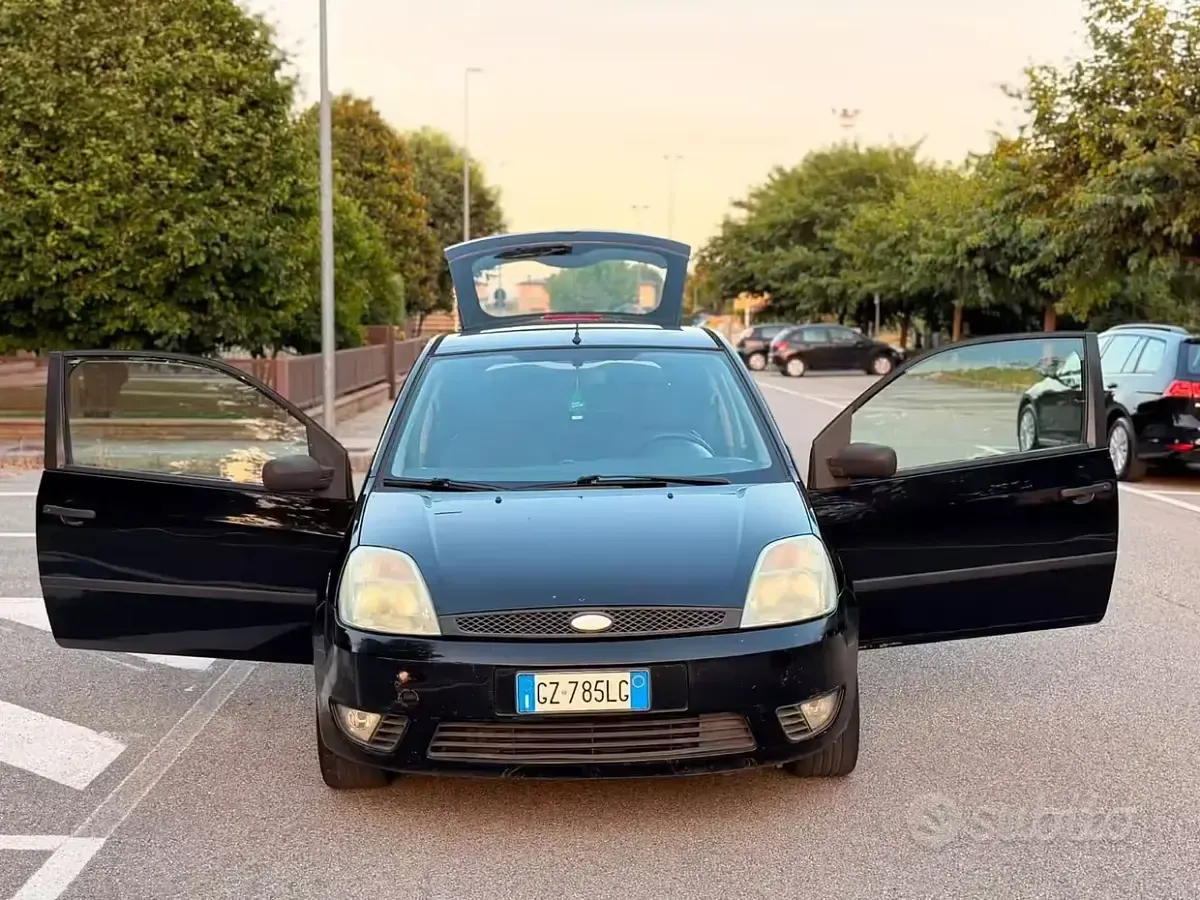 Usata Ford Fiesta Zetec 80 CV (58 kW) 2002 Nero Utilitaria