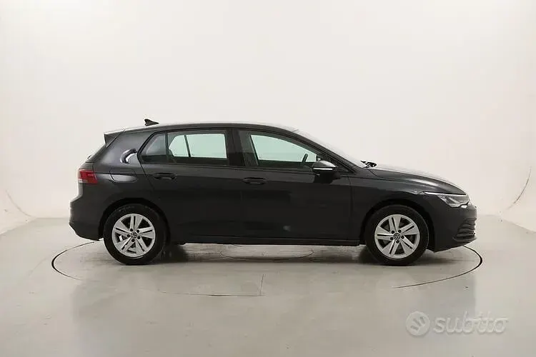 Usata VW Golf VIII Life 110 CV (80 kW) 2021 Grigio Berlina