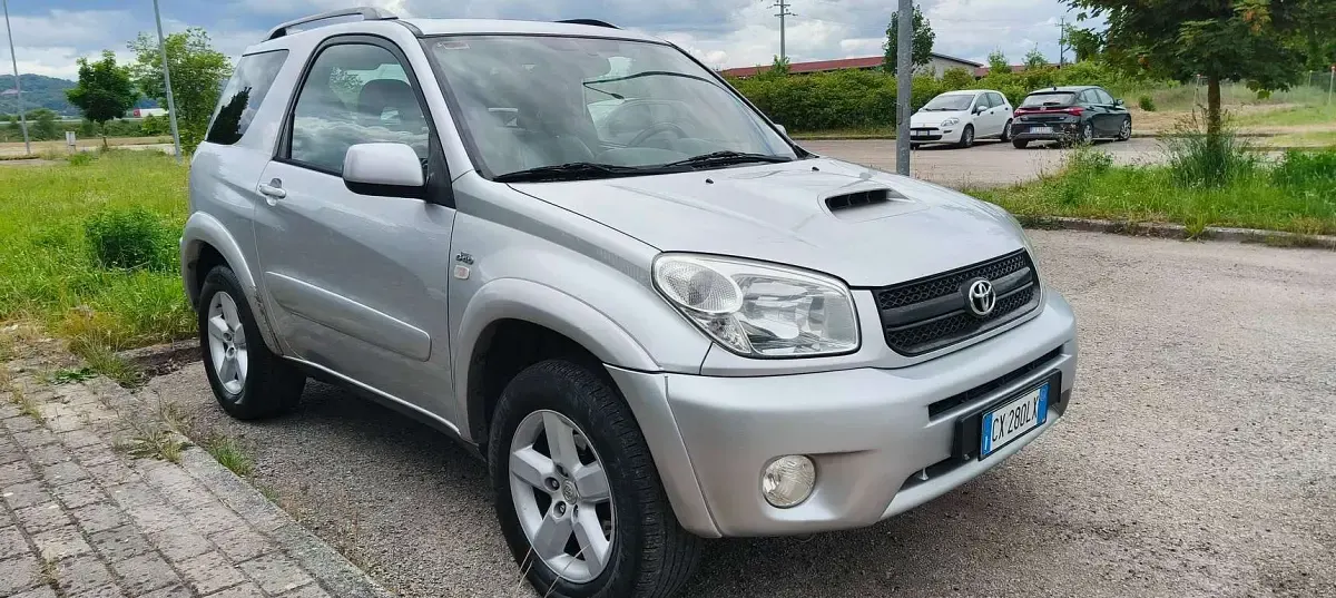 Usata Toyota RAV4 Sol 116 CV (85 kW) 2005 Argento SUV