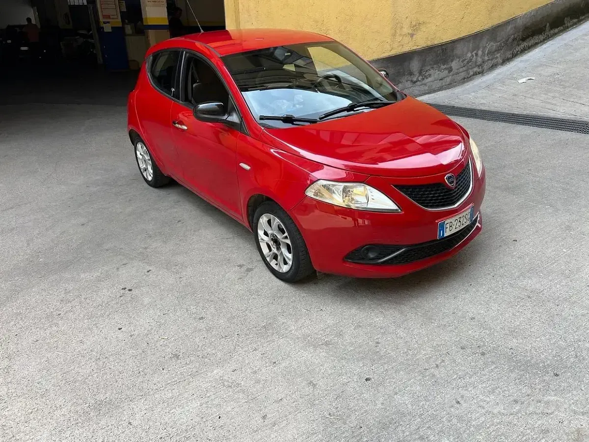 Usata Lancia Ypsilon Platinum 69 CV (50 kW) 2016 Rosso Utilitaria