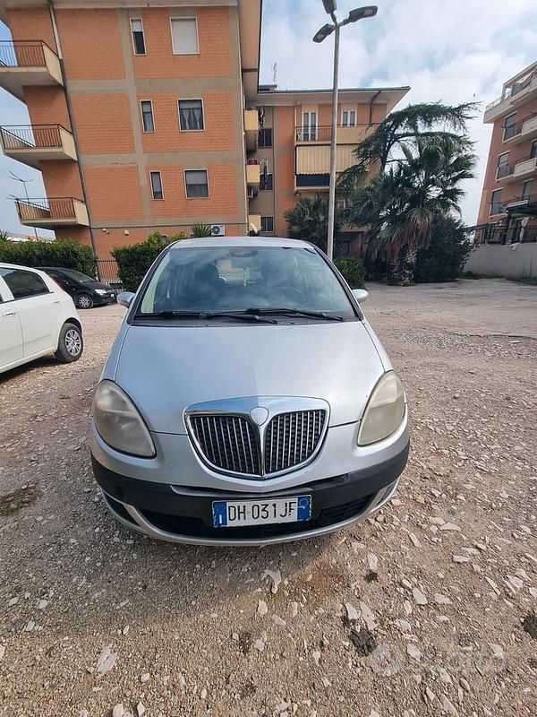 Usata Lancia Musa 90 CV (66 kW) 2007 Grigio Monovolume
