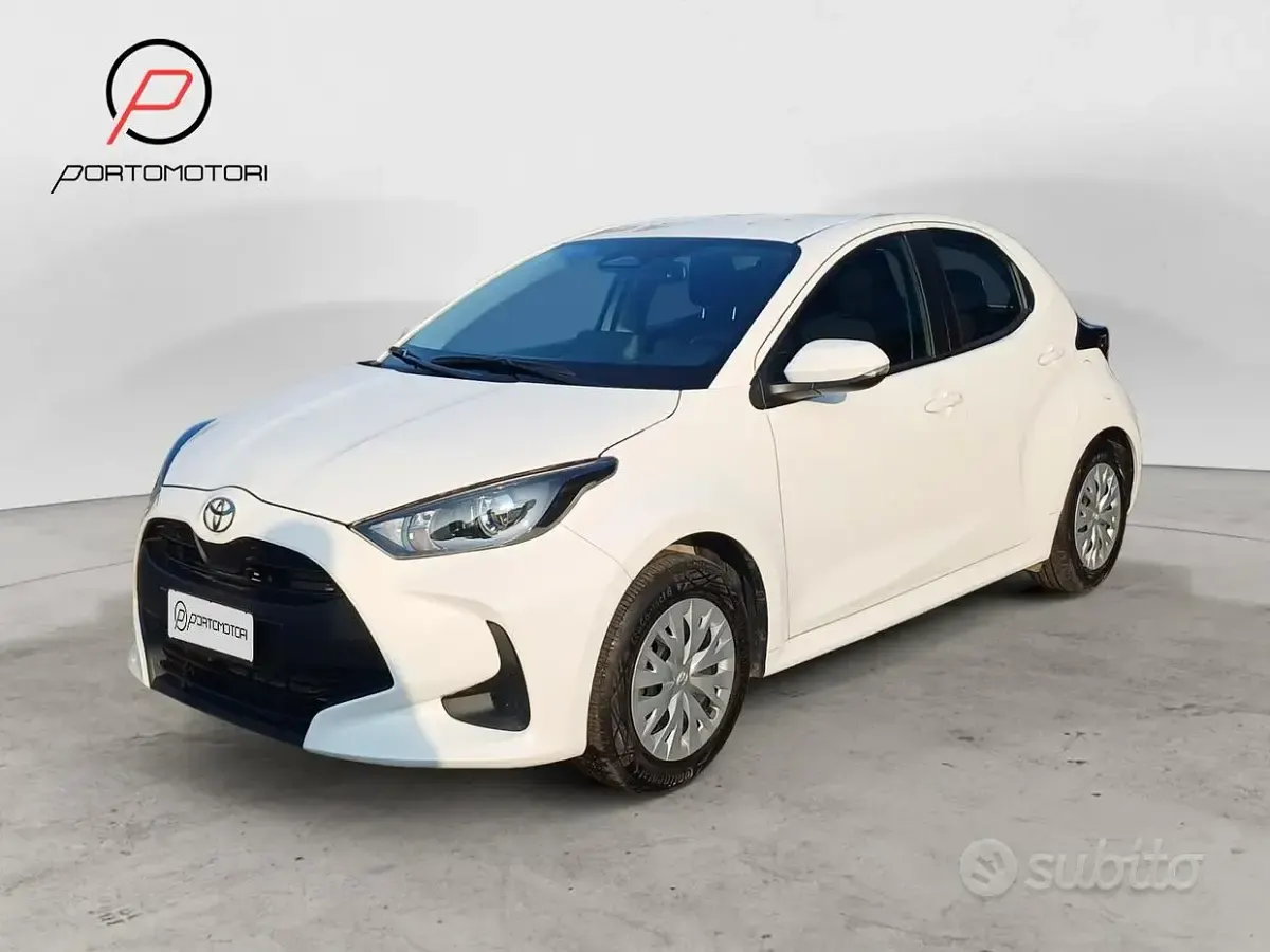 Usata Toyota Yaris Hybrid Active 92 CV (67 kW) 2025 Bianco Berlina
