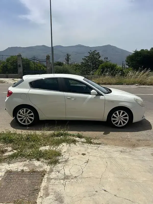 Usata Alfa Romeo Giulietta Progression 105 CV (77 kW) 2010 Bianco Utilitaria