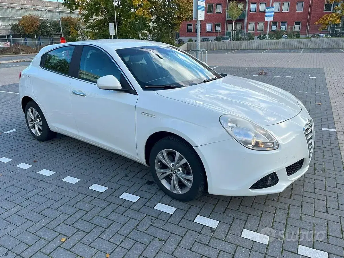 Usata Alfa Romeo Giulietta Distinctive 140 CV (102 kW) 2012 Bianco Utilitaria