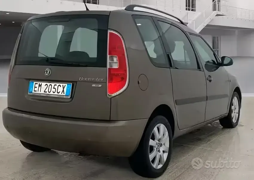 Usata Skoda Roomster Active 75 CV (55 kW) 2012 Marrone Monovolume