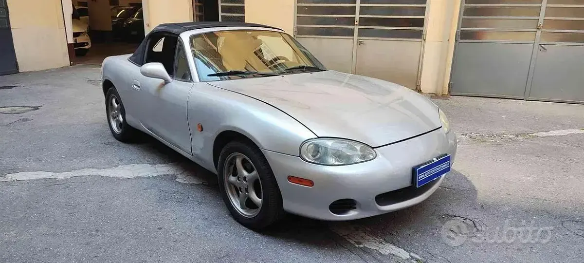 Usata Mazda MX5 110 CV (80 kW) 2003 Grigio metallizzato Cabrio
