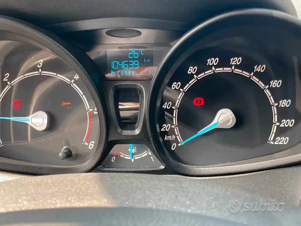 Usata Ford Fiesta 75 CV (55 kW) 2017 Bianco Utilitaria