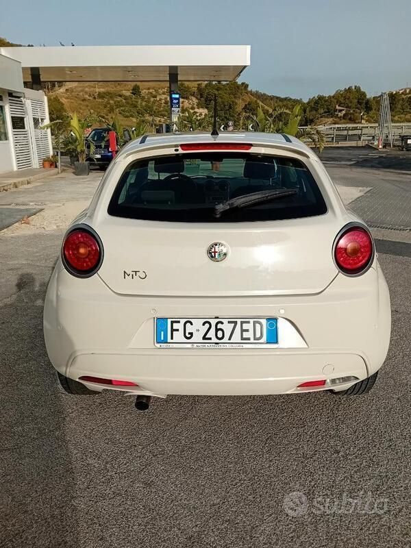 Bianco Usata 2010 Alfa Romeo MiTo Due volumi | 5000 € - Immagine 1/4