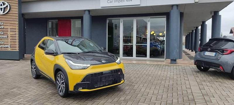 Giallo Nuova 2025 Toyota Aygo X Sport SUV | 25.200 € (Cara) - Immagine 1/4