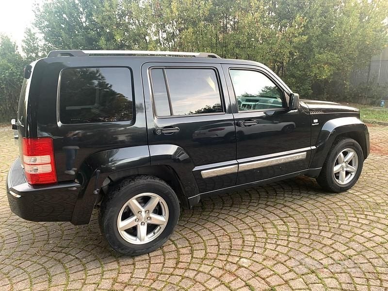 Usata Jeep Cherokee 177 CV (130 kW) 2008 Nero SUV