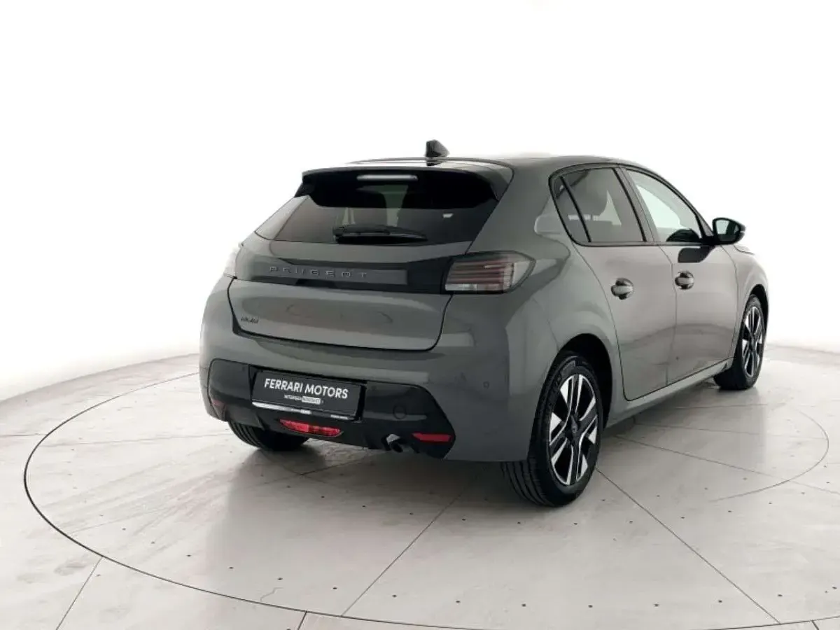 Usata Peugeot 208 Allure 101 CV (74 kW) 2025 Grigio selenium metallizzato Utilitaria