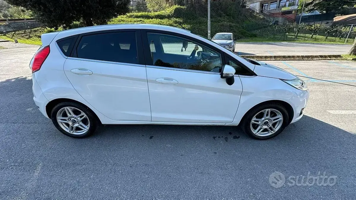 Usata Ford Fiesta Titanium 75 CV (55 kW) 2014 Bianco Utilitaria