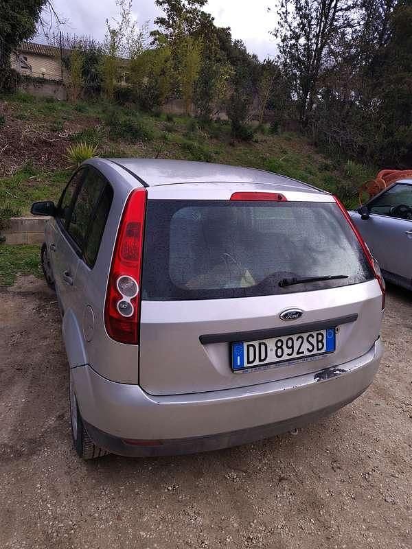 Usata Ford Fiesta Ghia 68 CV (50 kW) 2006 Grigio Berlina