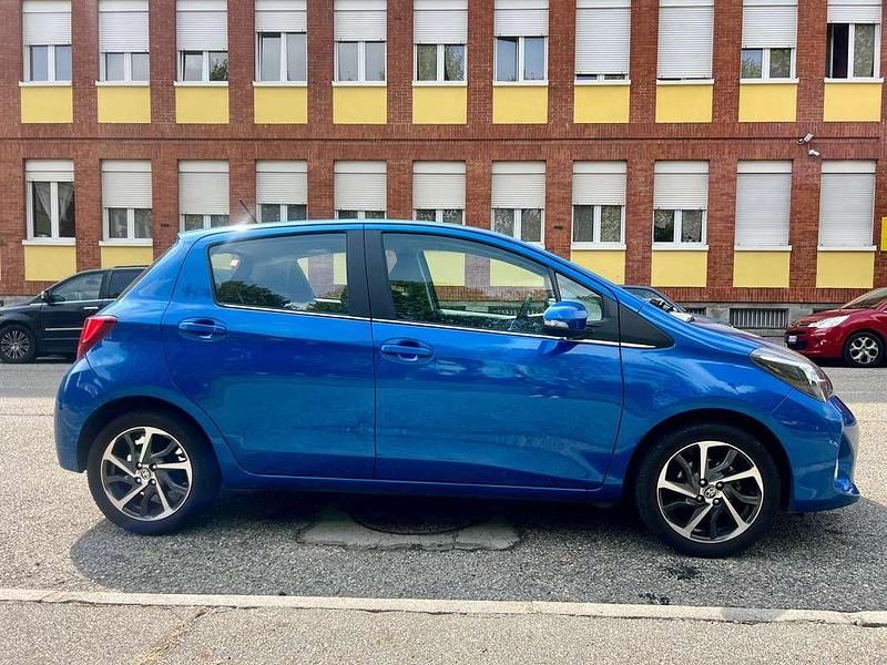Blu/azzurro Usata 2016 Toyota Yaris Multidrive S Tre volumi | 10.800 € (Buon prezzo) - Immagine 1/4