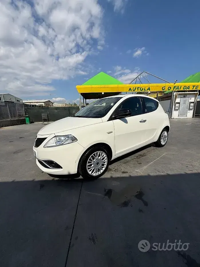 Usata Lancia Ypsilon 95 CV (69 kW) 2016 Bianco Utilitaria