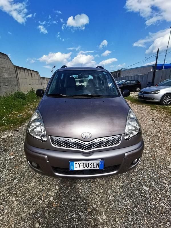 Usata Toyota Yaris Verso Sol 84 CV (61 kW) 2006 Grigio Monovolume